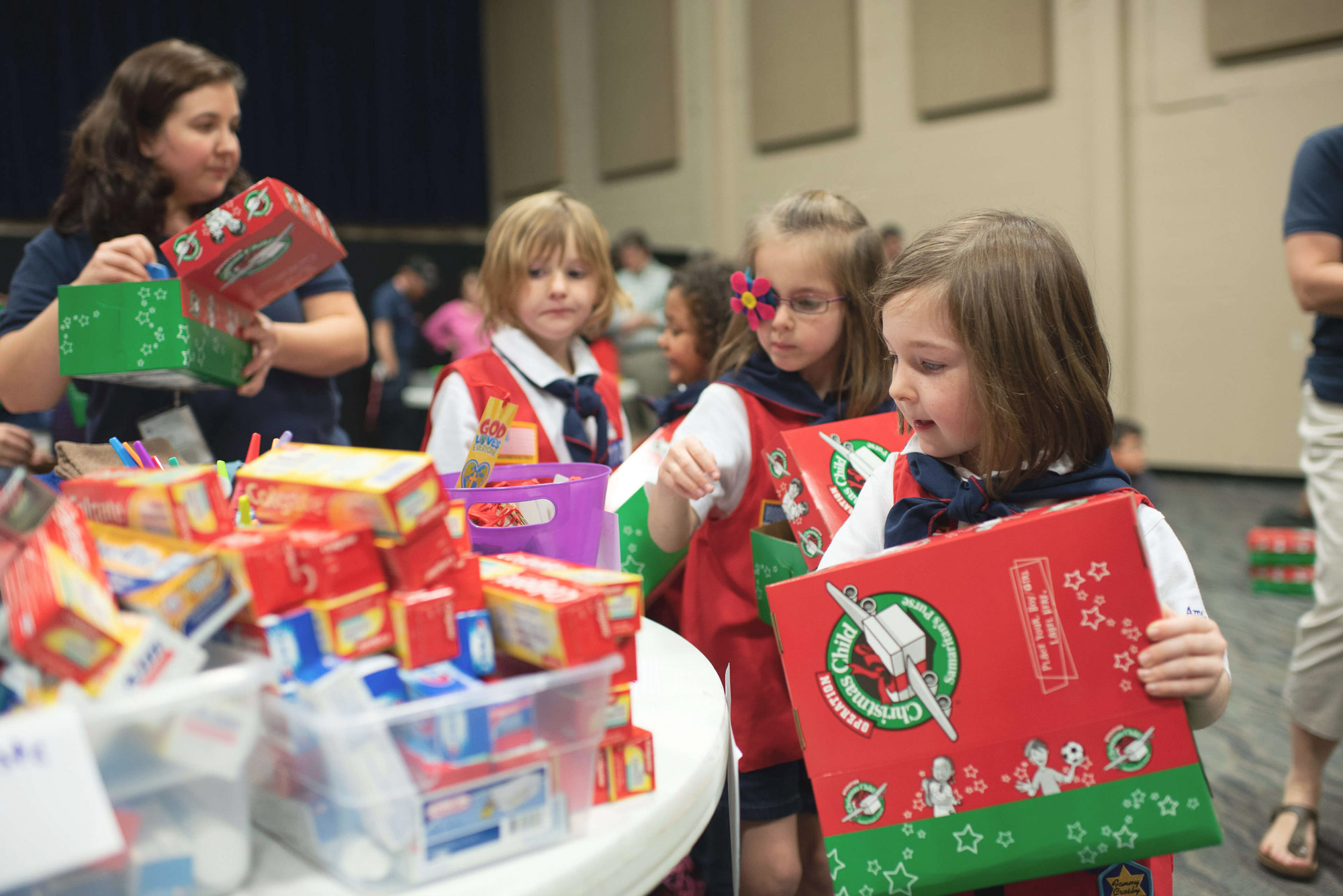 children packing Operation Christmas Child shoeboxes