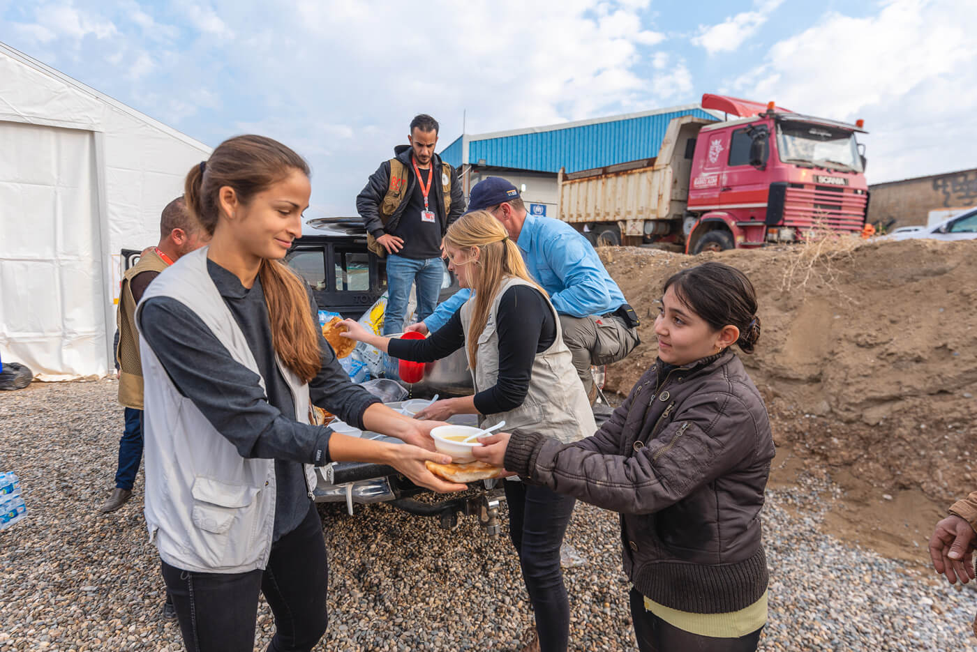 Samaritan's Purse volunteer handing out food