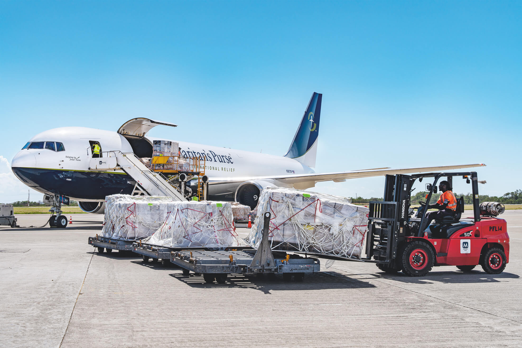 Samaritan's Purse 767 unloading supplies