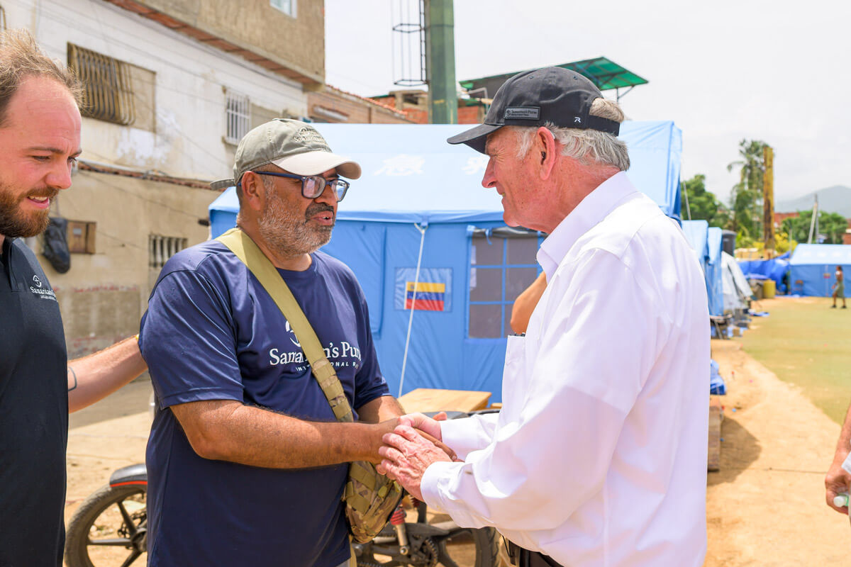 Franklin Graham meets with Pastor Manuel at a makeshift camp for earthquake survivors.