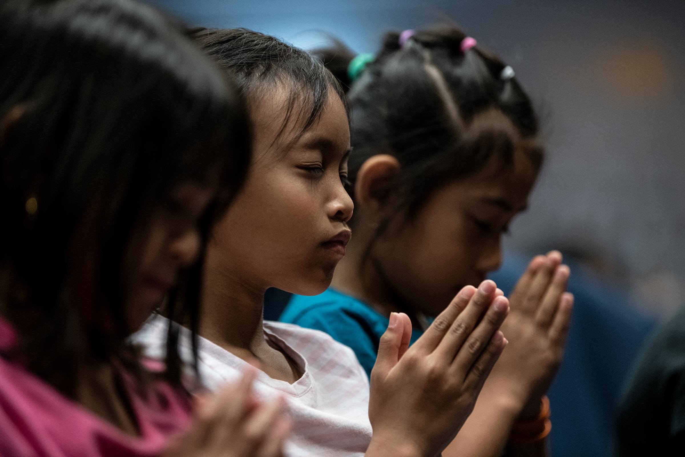 children praying